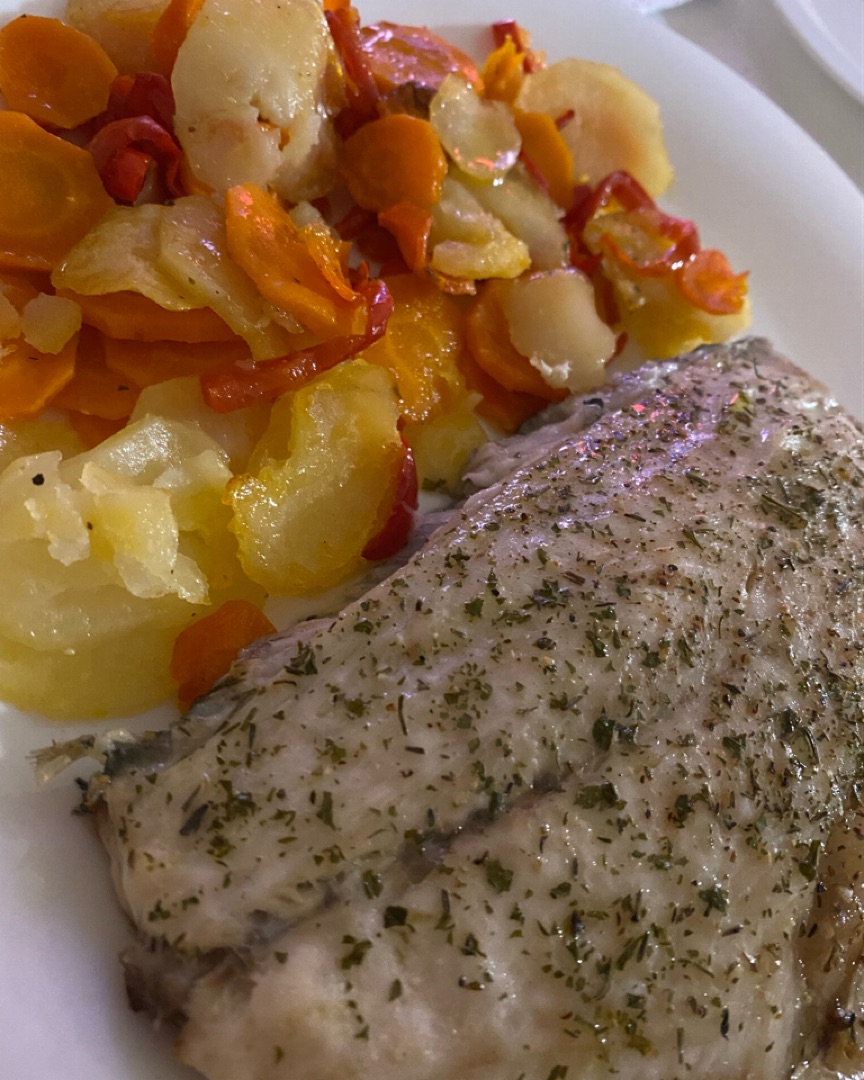 Dorada con patatas y verduras