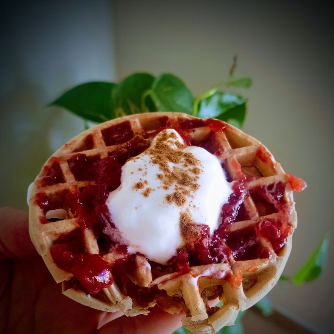 Gofre con mermelada y yogurt 🍓🧇