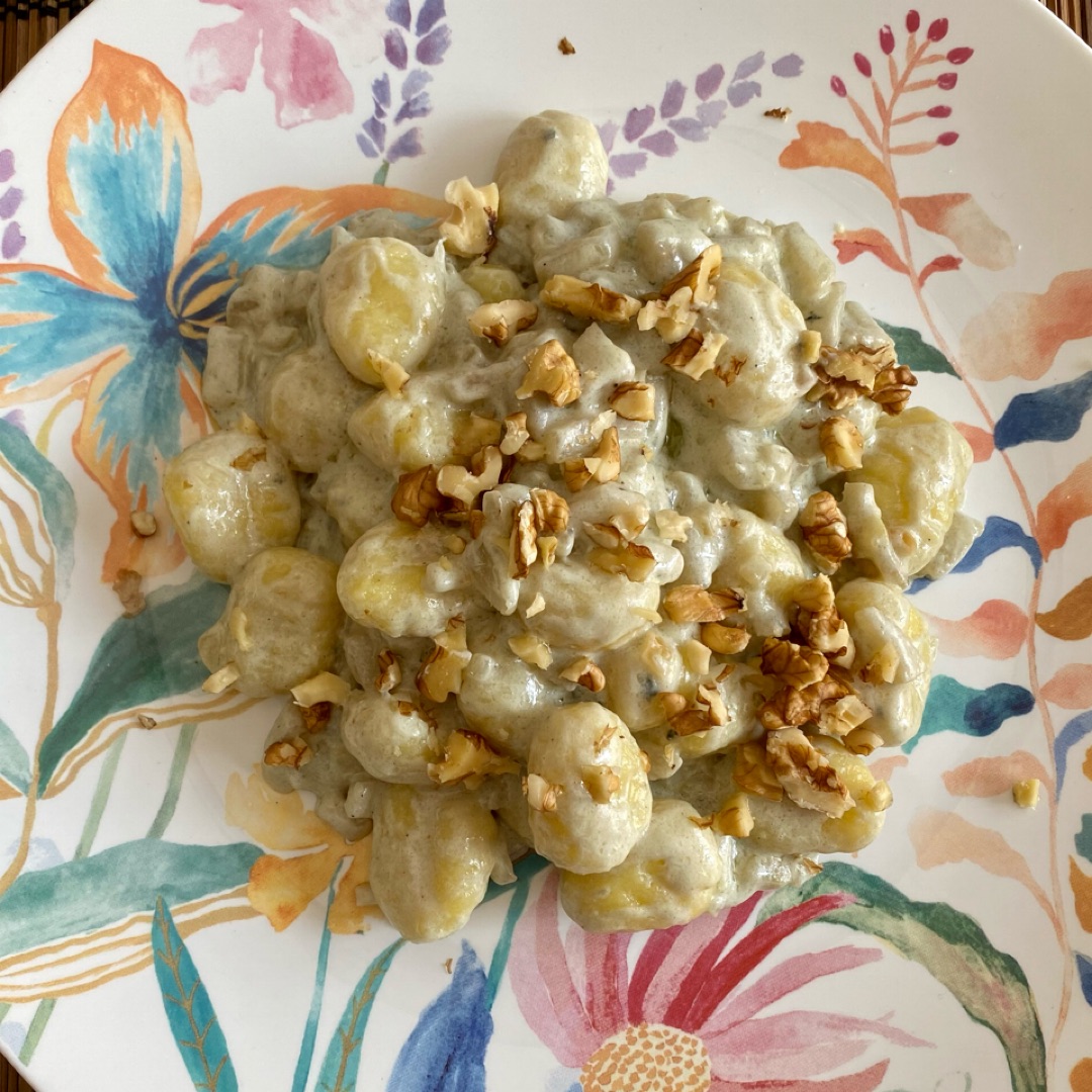 Ñoquis con salsa de pera, roquefort y nueces 