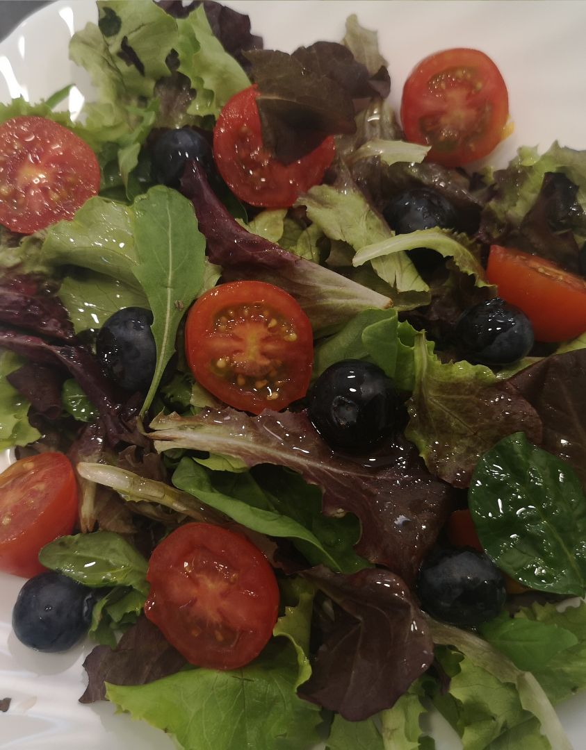 Ensalada de brotes, tomates cherry y arándanos Ensalada de brotes, tomates cherry y arándanos