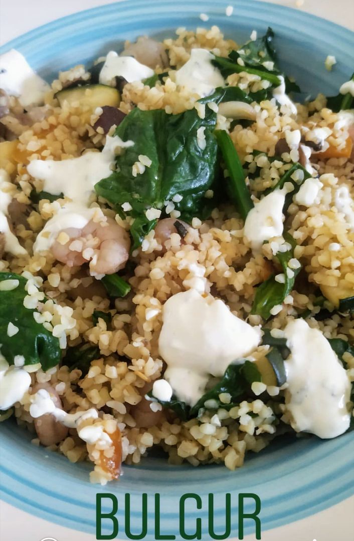 Bulgur con espinacas y langostinos con salsa de yogur griego. Bulgur con espinacas y langostinos con salsa de yogur griego.