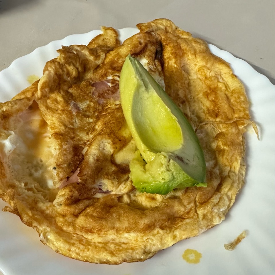 Tortilla francesa con jamón y queso y aguacate 