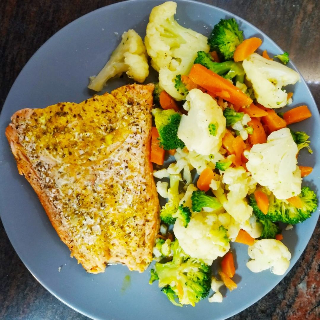 Salmón al vapor con verduras Salmón al vapor con verduras
