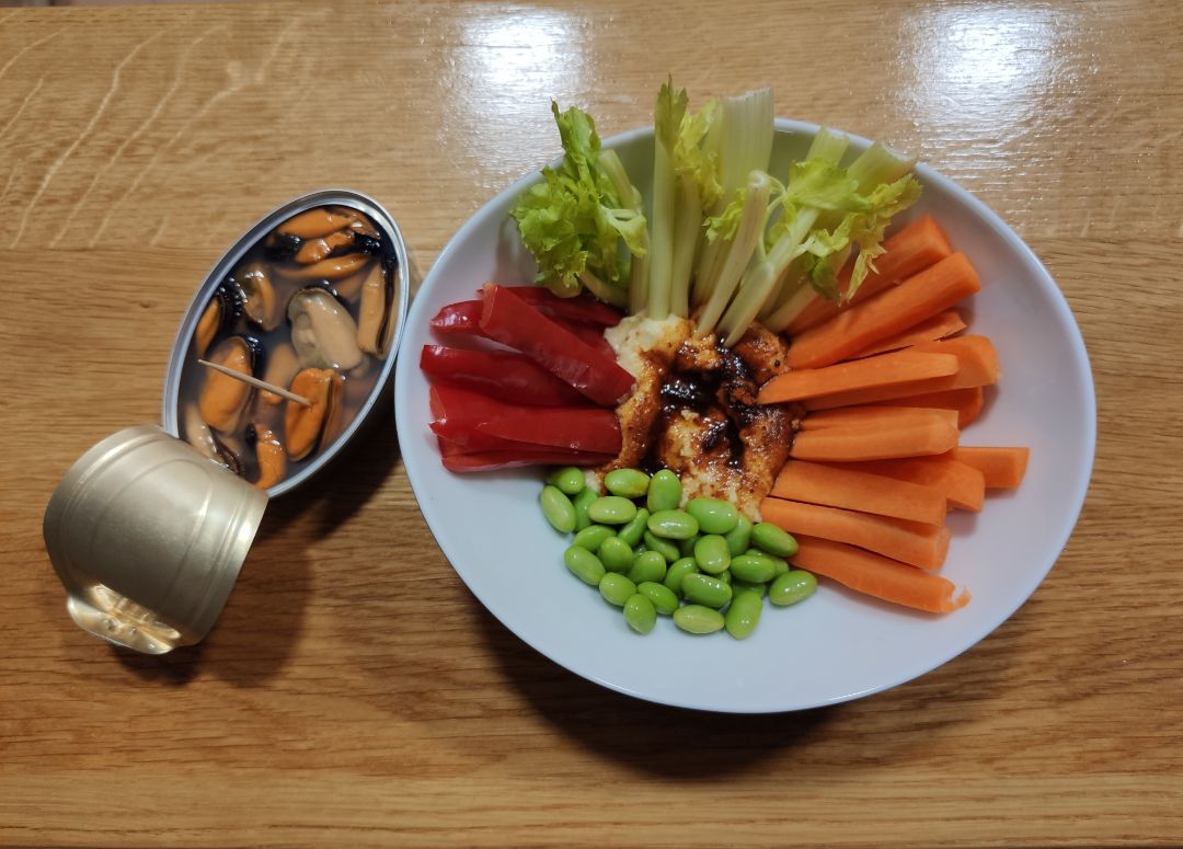 Hummus con crudités y mejillones al natural Hummus con crudités y mejillones al natural