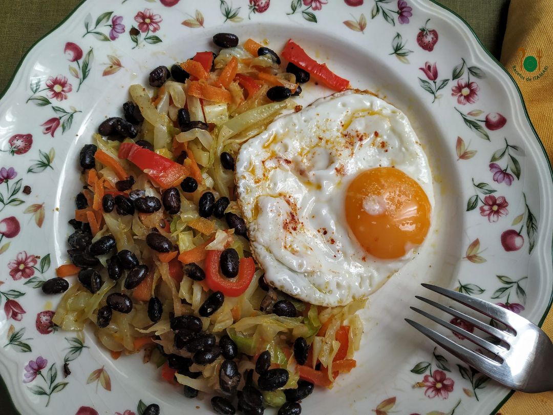 Plato combinado de salteado y huevo