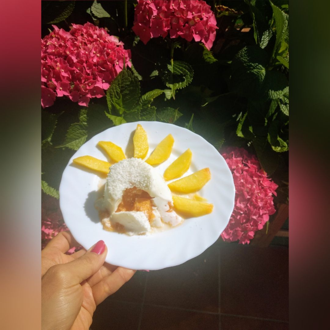 Volcán de gelatina con nísperos Volcán de gelatina con nísperos