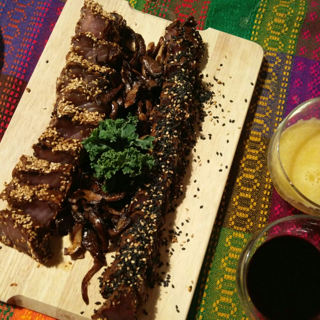 Tataki de atún con salsa de cítricos y jengibre Tataki de atún con salsa de cítricos y jengibre