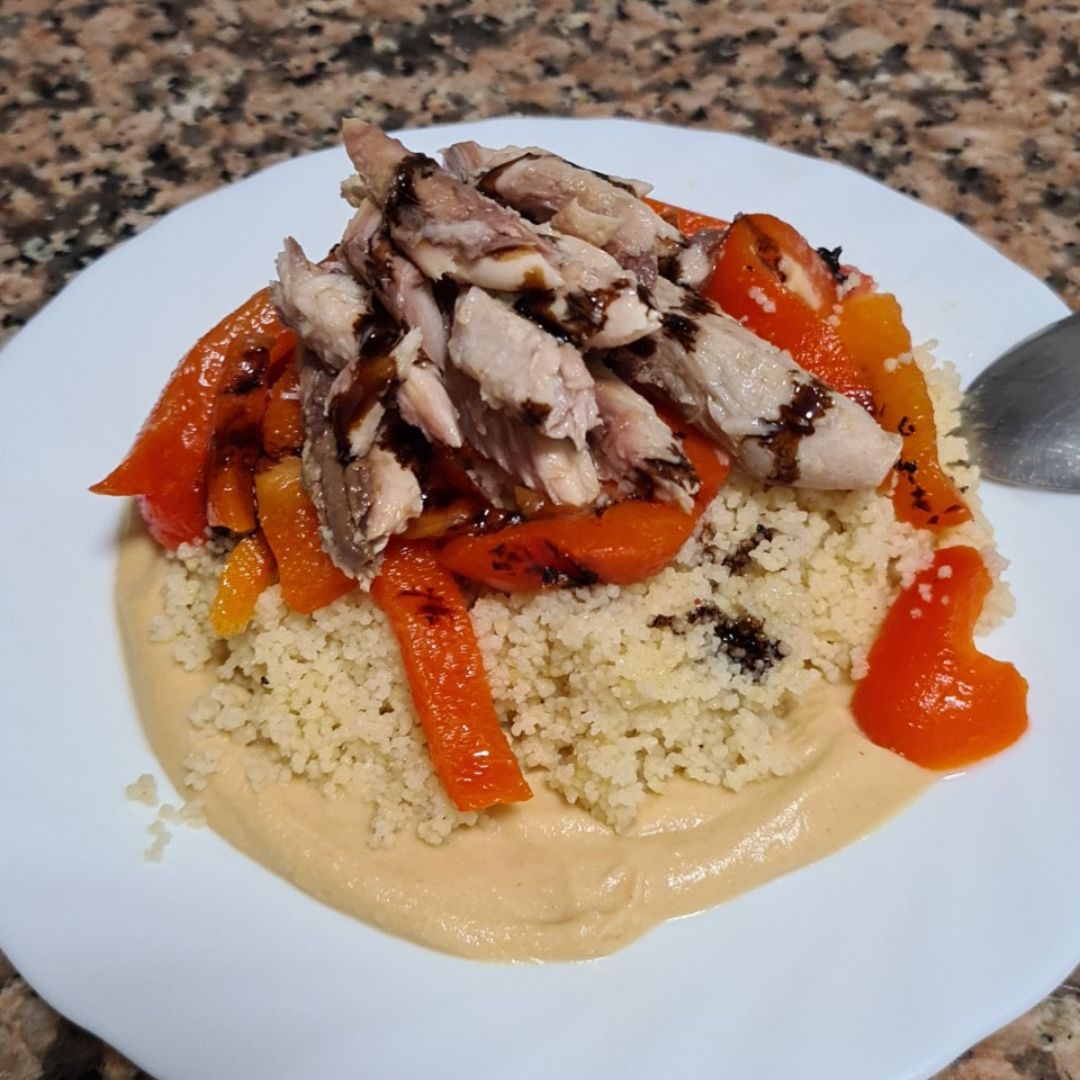 Couscous con hummus, pimientos asados y caballa
