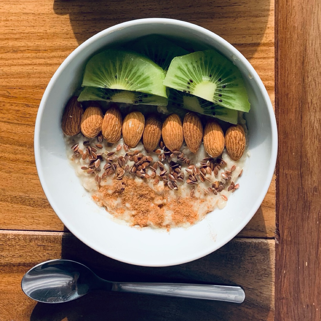 Porridge de avena con kiwi y almendras