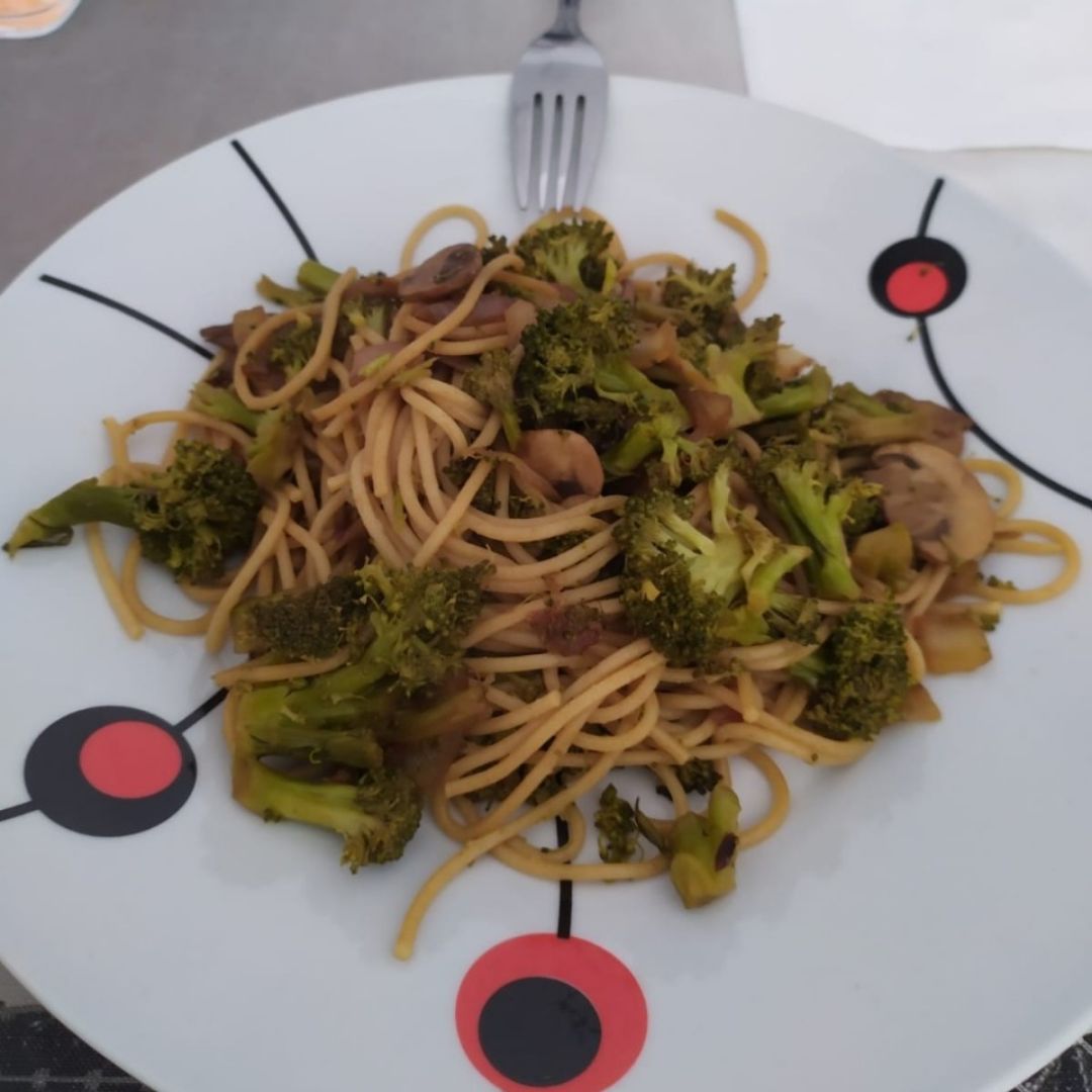Espaguetis con brócoli y mix de setas Espaguetis con brócoli y mix de setas