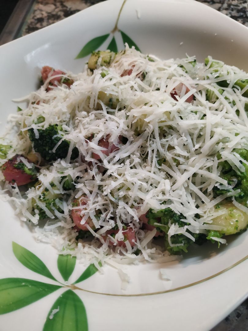 Gnocchi con brócoli y salchichas Gnocchi con brócoli y salchichas