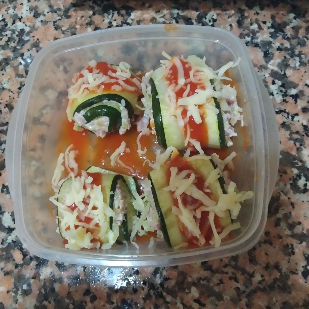 Rollitos de calabacín relleno de jamón y queso crema Rollitos de calabacín relleno de jamón y queso crema
