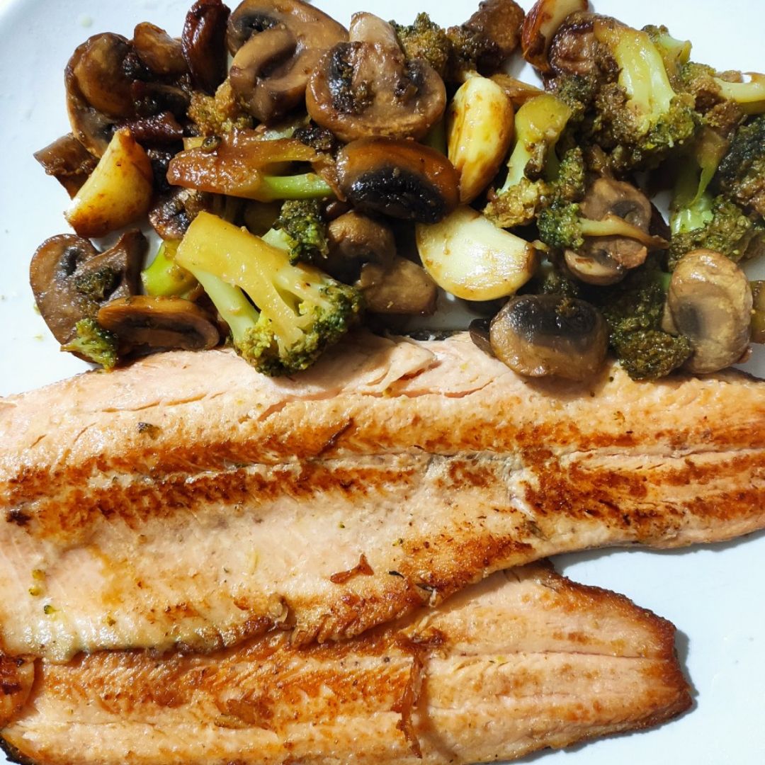 Filete de trucha con salteado de brócoli y champiñones marinados Filete de trucha con salteado de brócoli y champiñones marinados