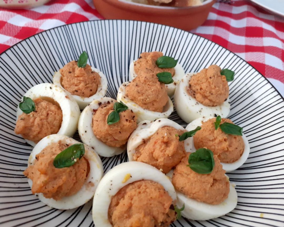 Huevos rellenos de tomate seco🍅