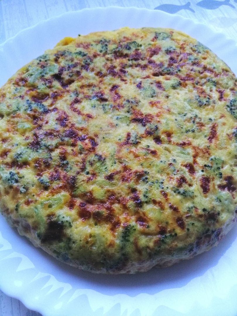 Tortilla de brócoli, cebolla caramelizada y queso de cabra Tortilla de brócoli, cebolla caramelizada y queso de cabra