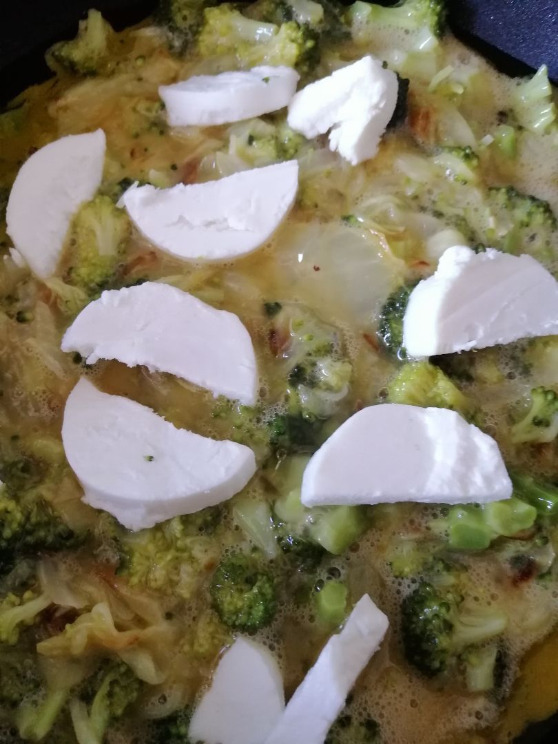 Tortilla de brócoli, cebolla caramelizada y queso de cabra Paso 4 Tortilla de brócoli, cebolla caramelizada y queso de cabra Paso 4