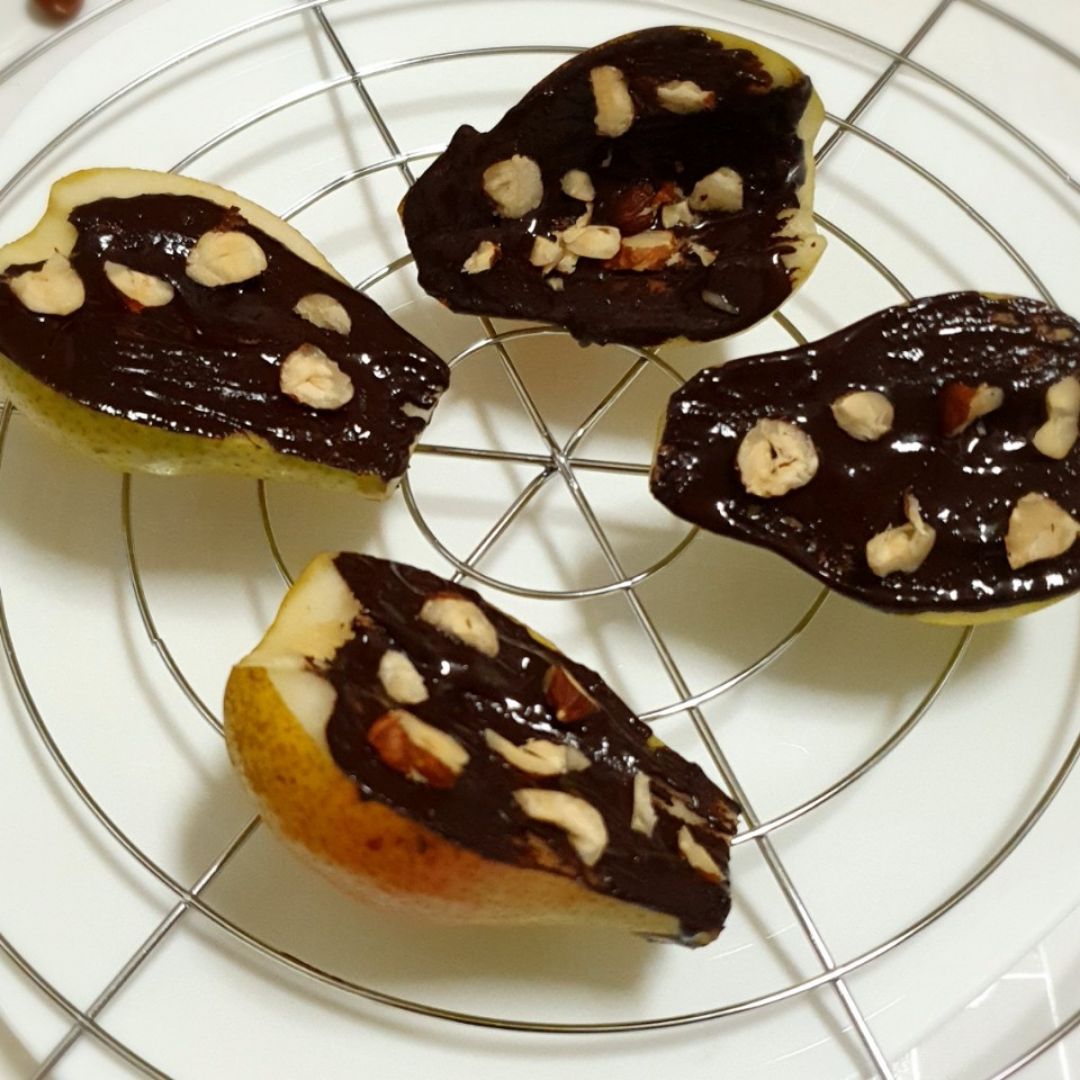 PERA CON CHOCOLATE Y AVELLANAS PERA CON CHOCOLATE Y AVELLANAS