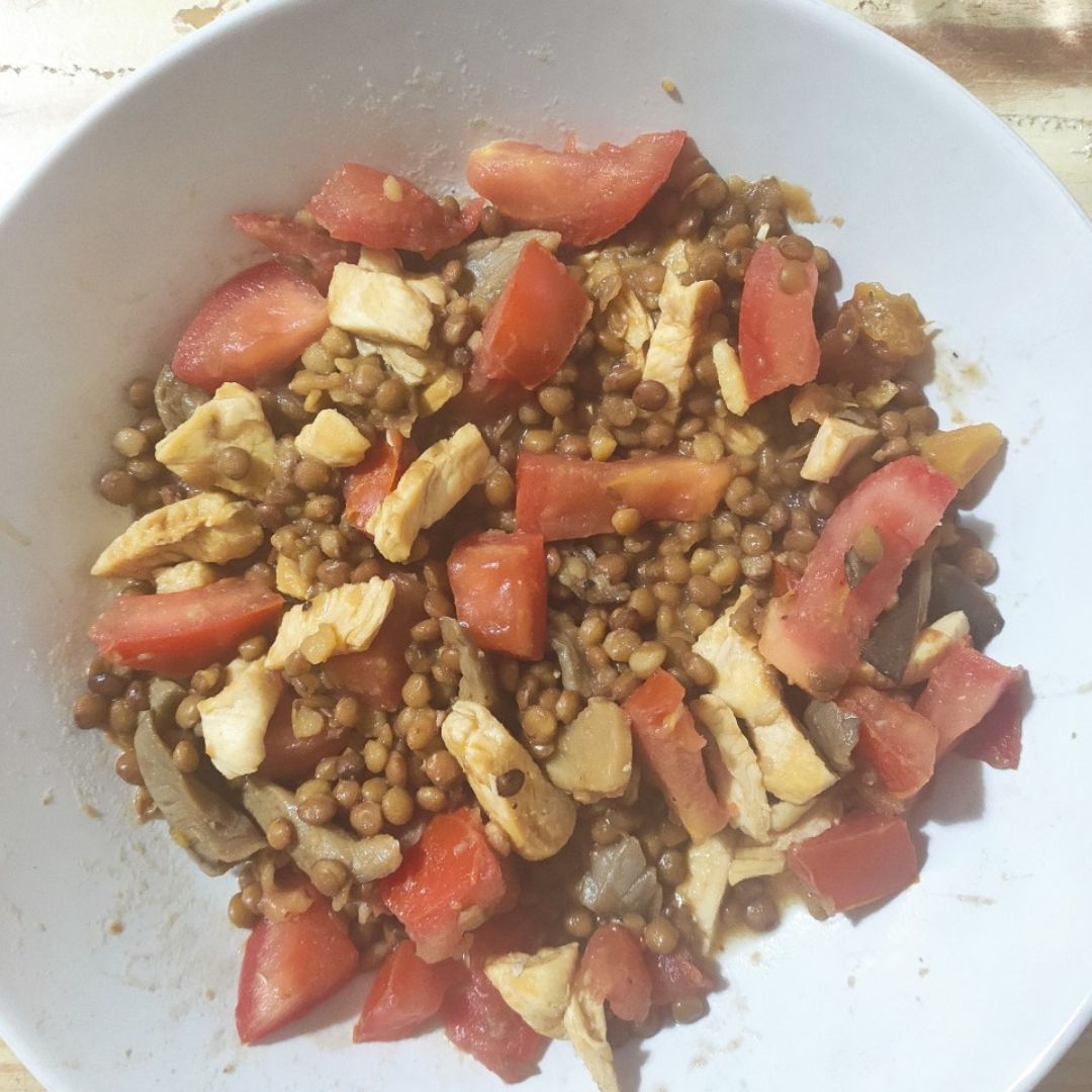 Salteado de lentejas con pollo, setas y tomate Salteado de lentejas con pollo, setas y tomate