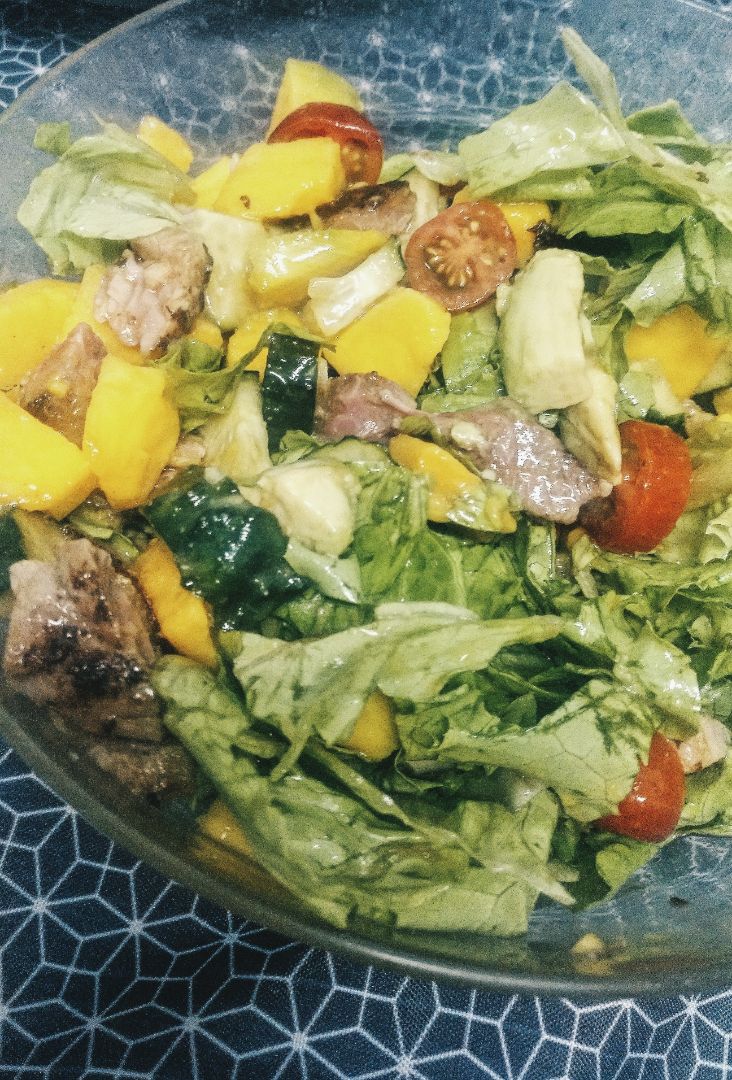 Ensalada de mango y pavo