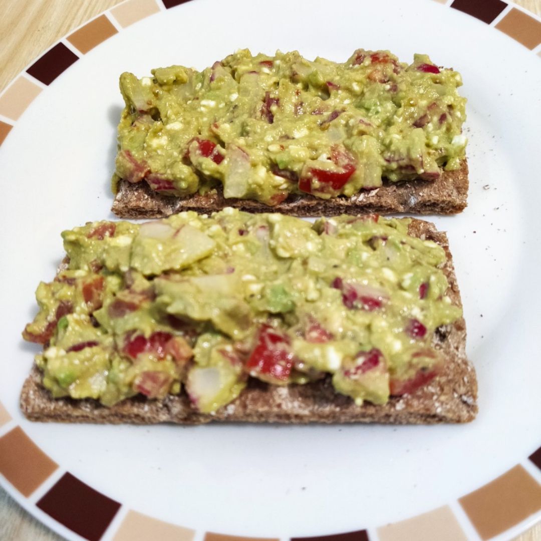 Tostadas con aguacate y más