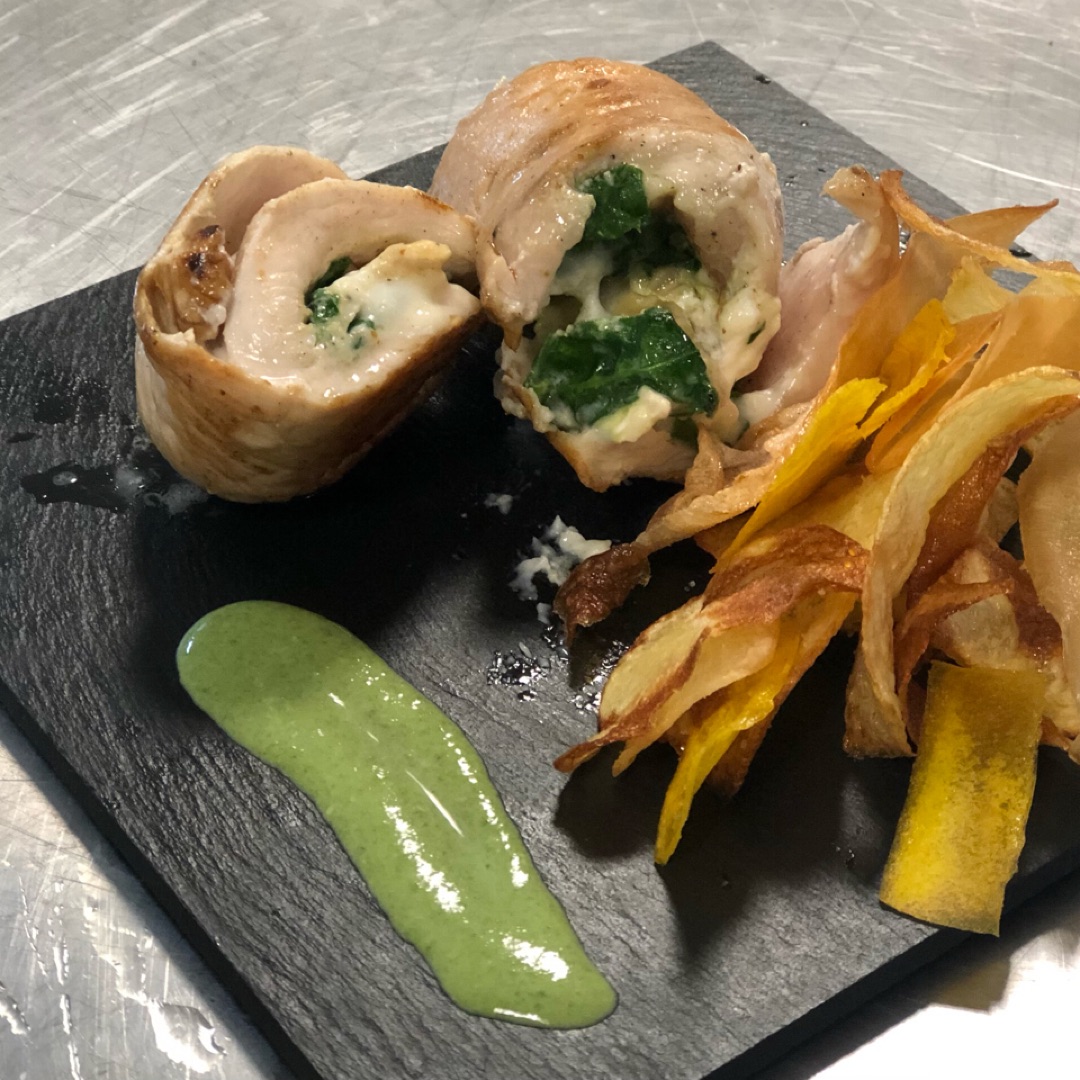 Rulo de pechuga relleno con chips de yuca