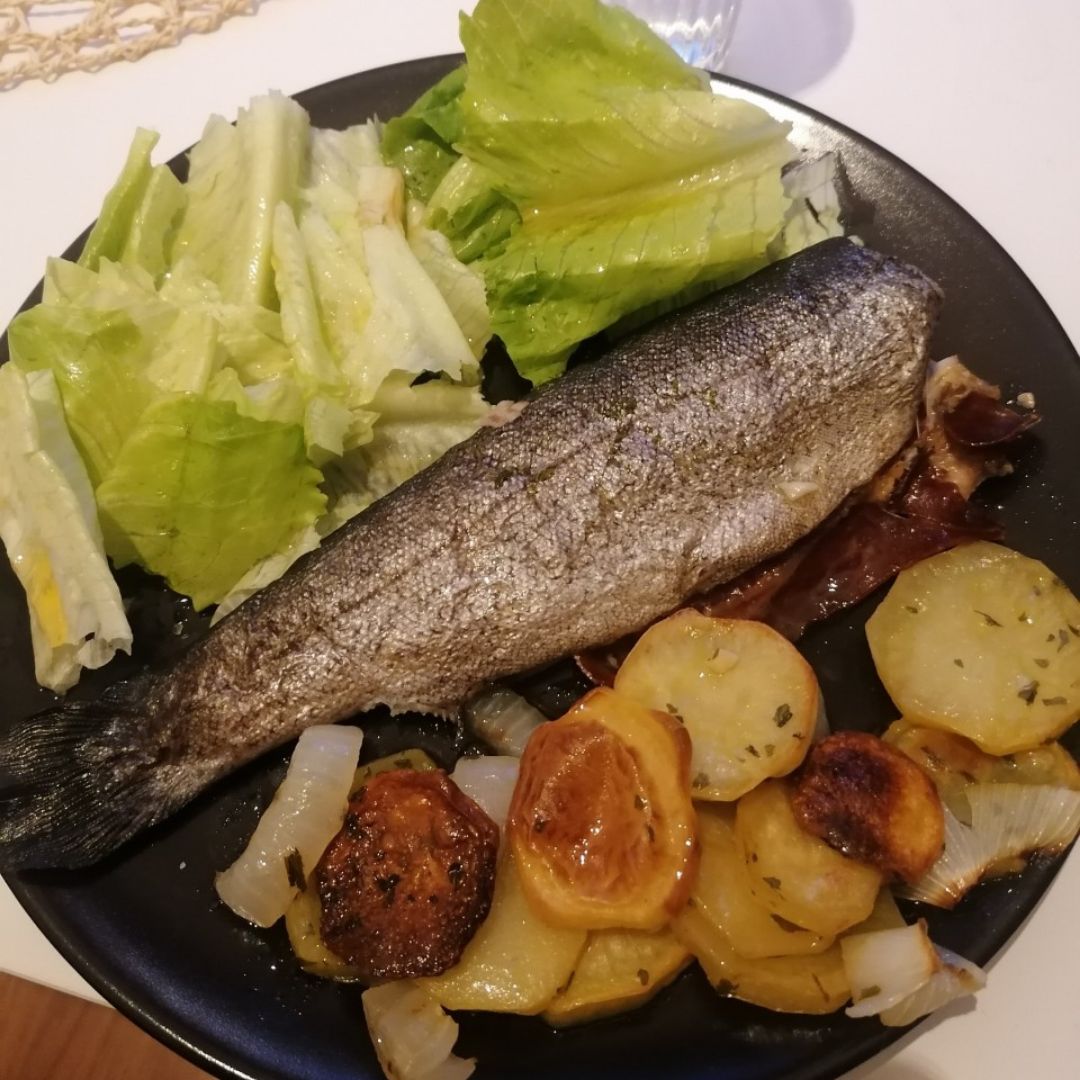 Trucha al horno con patatas panaderas