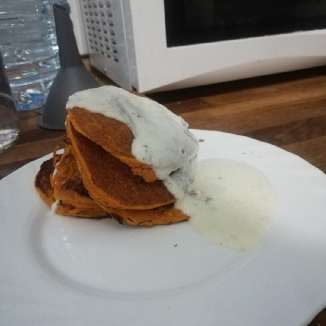 Tortitas de zanahoria con crema de queso Tortitas de zanahoria con crema de queso