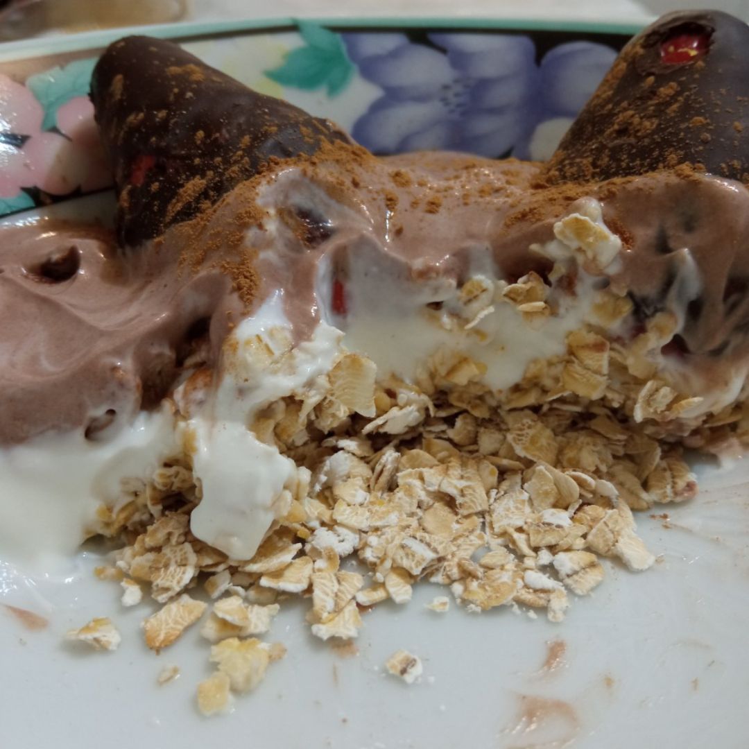 Yogur con fresas y chocolate Yogur con fresas y chocolate
