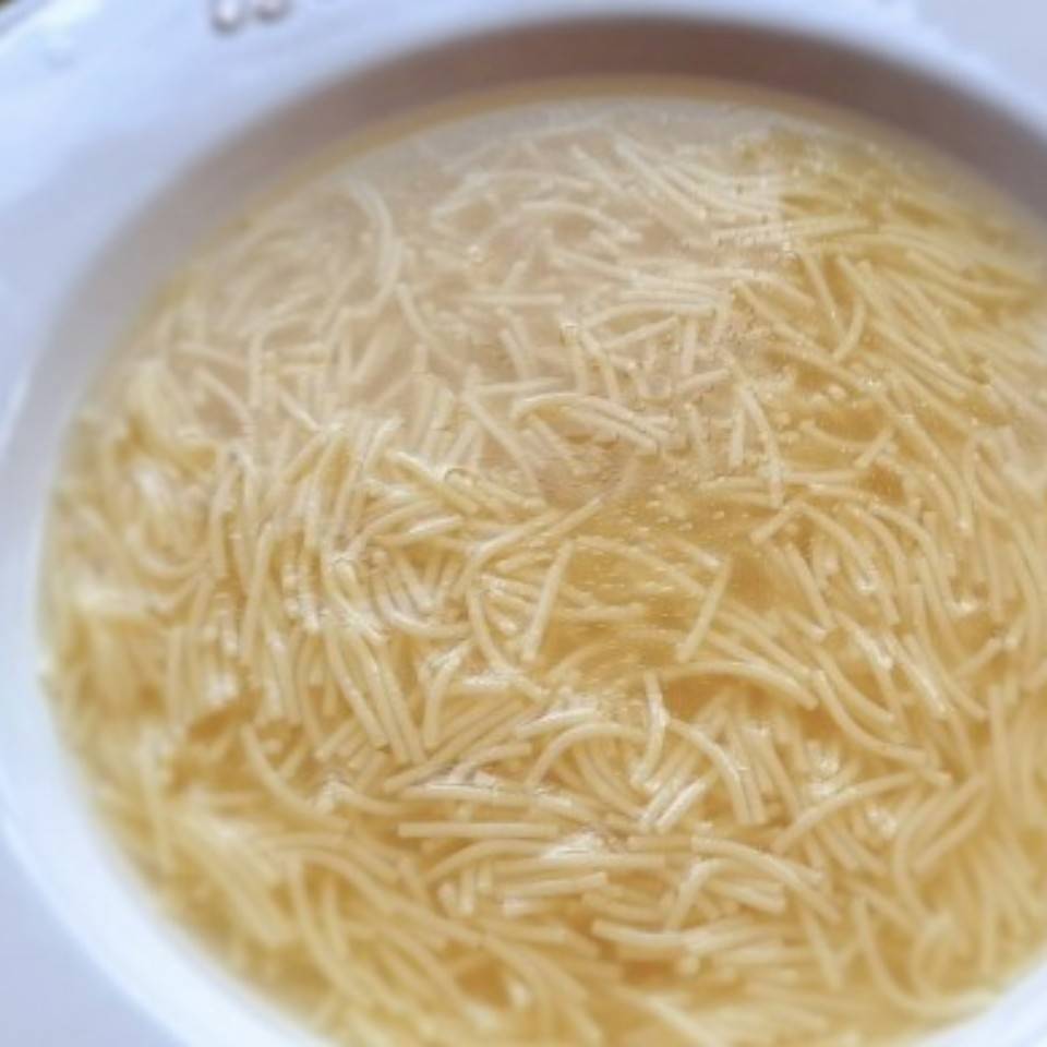 Sopa de fideos con huevo