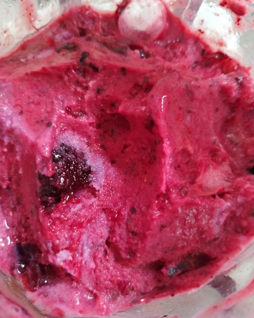 Helado casero de frutos rojos