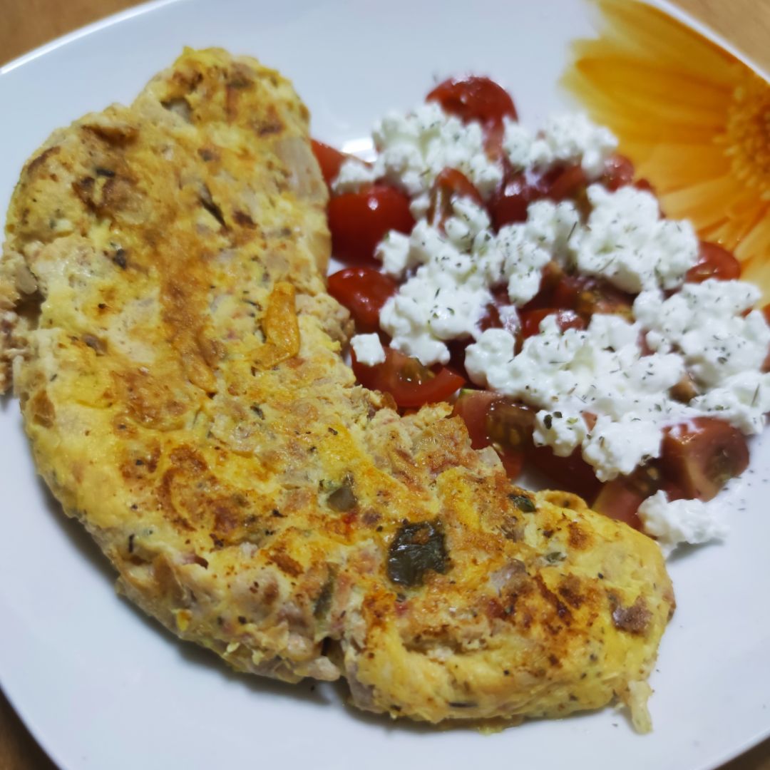 Tortilla de atún con pisto y queso