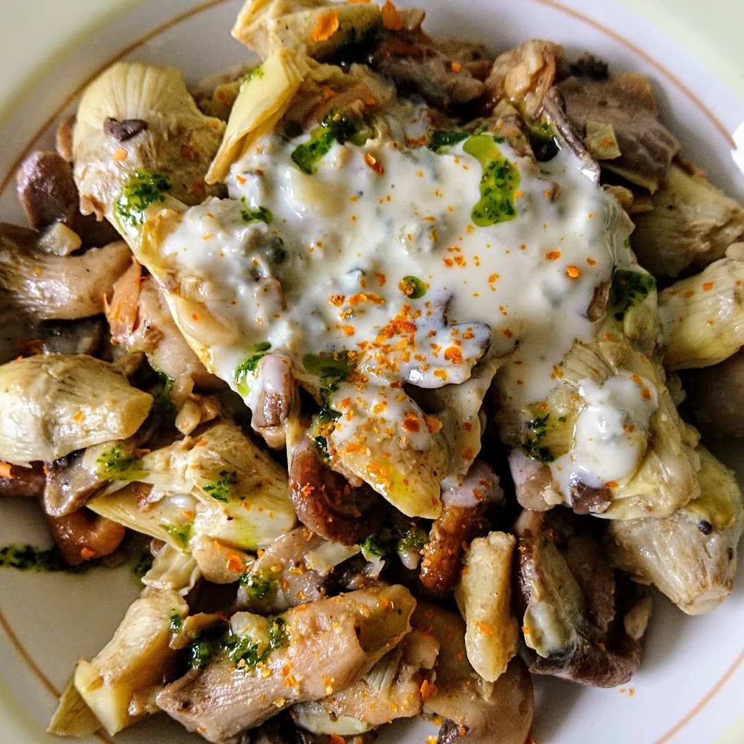 Salteado de setas y alcachofas con salsa de queso azul Salteado de setas y alcachofas con salsa de queso azul