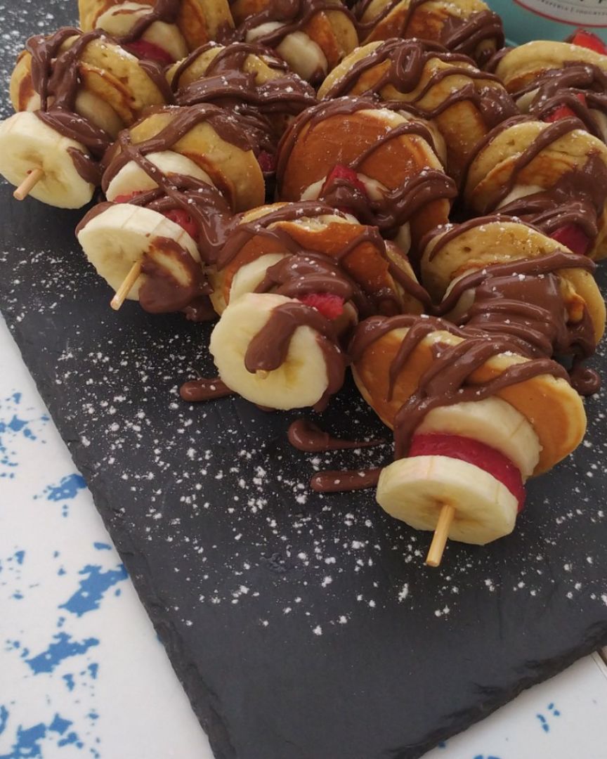 Pinchitos de mini pancakes con frutas y chocolate
