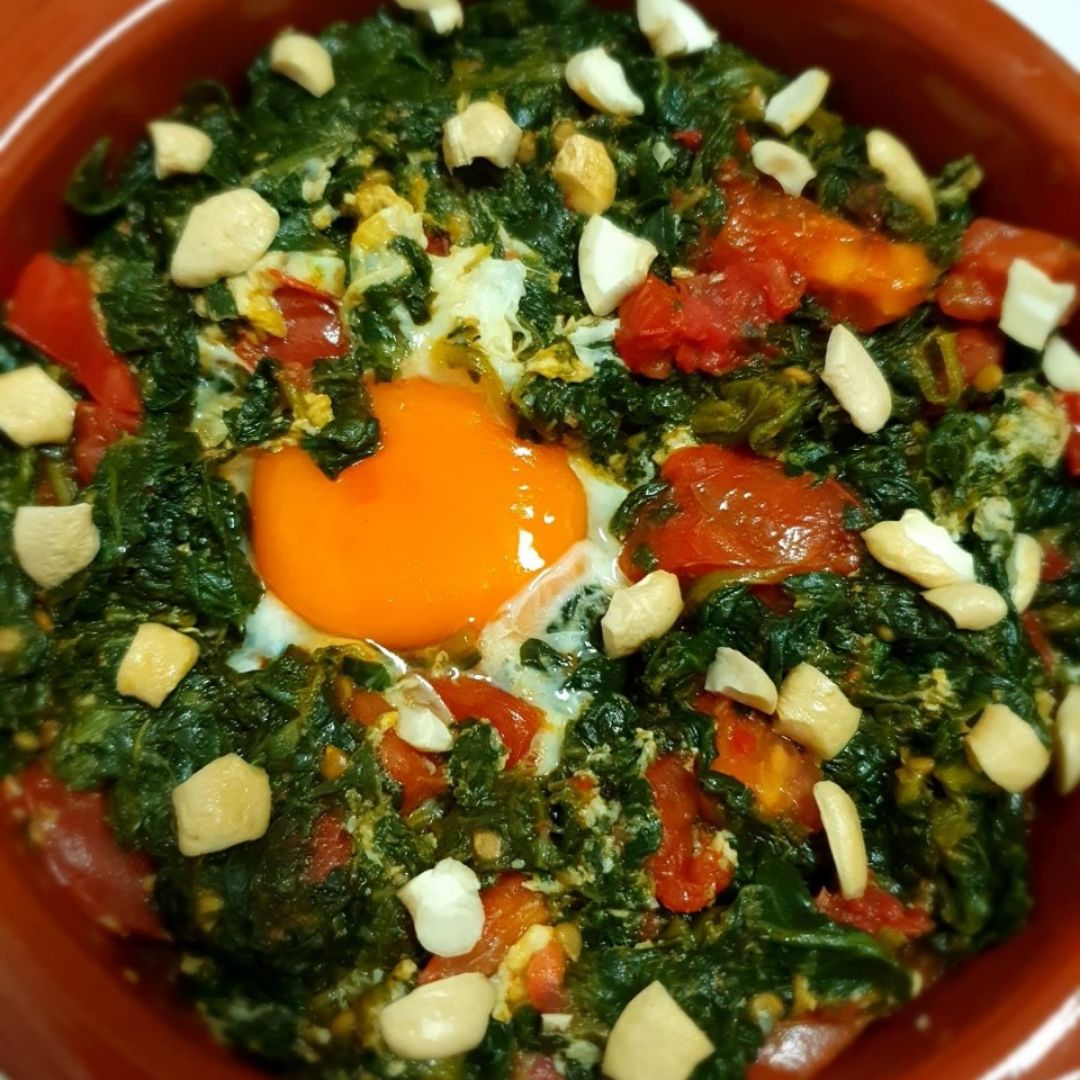 HUEVO CON ESPINACAS, TOMATE Y ANACARDOS HUEVO CON ESPINACAS, TOMATE Y ANACARDOS