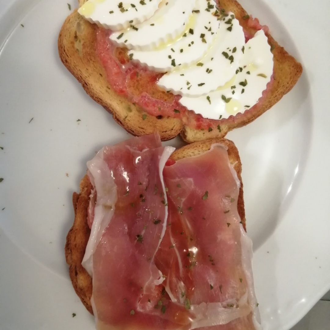 Tostadas de jamón serrano y de queso fresco Tostadas de jamón serrano y de queso fresco