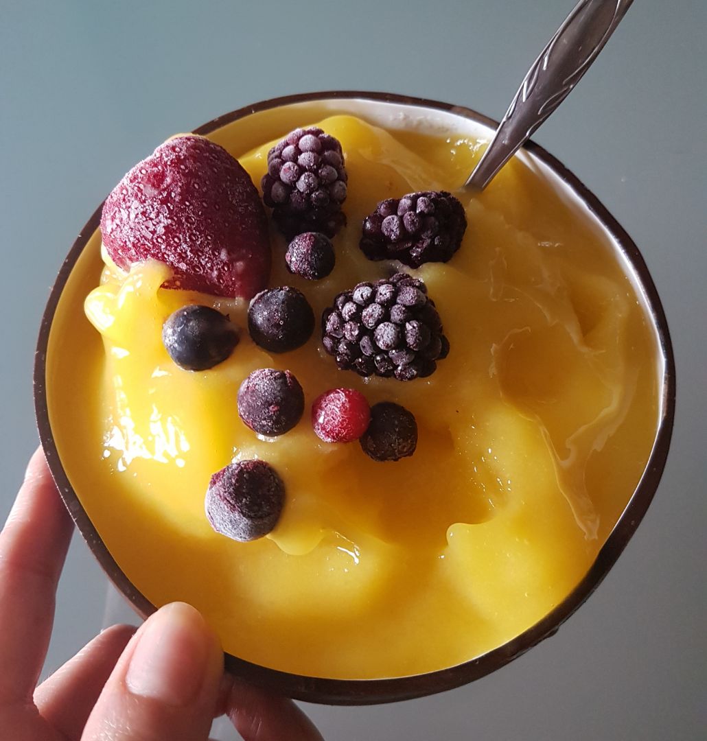 Nicecream de mango y frutos rojos 