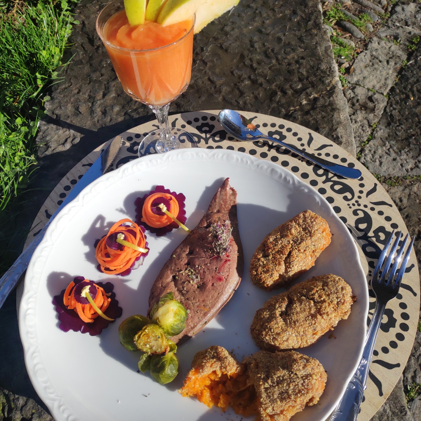 Higado de ternera, croquetas horno de calabaza butternut y su ensalada vinagreta de kefir y gengibre y smoothie de papaya y piña