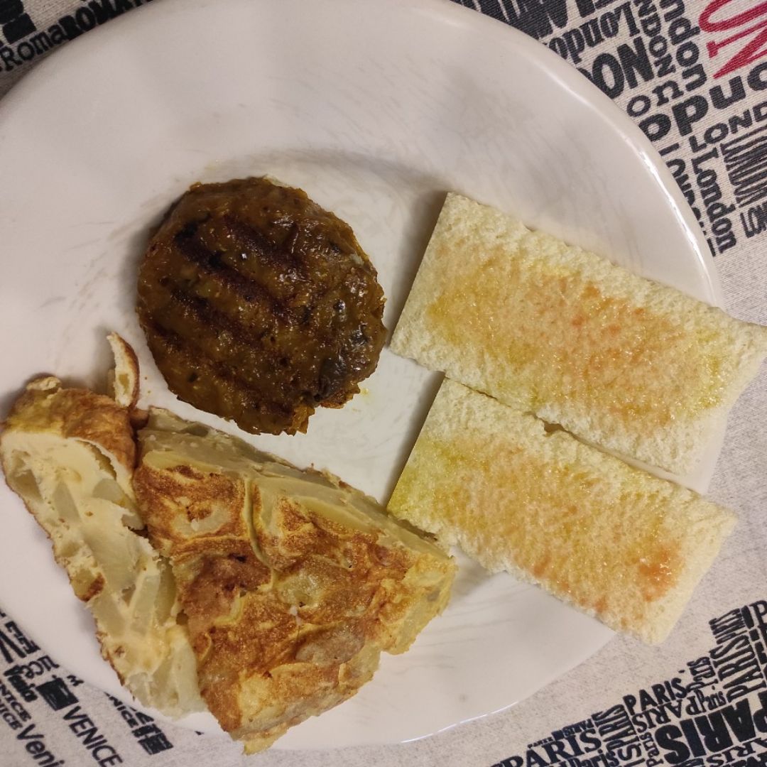 Tortilla de patatas con hamburguesa de setas y manzanas