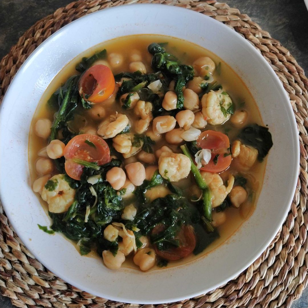 Garbanzos con cherrys, espínacas y gambas