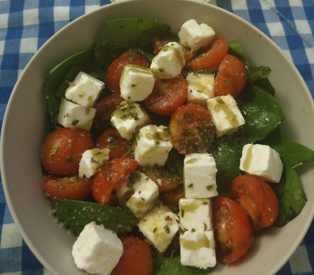 Ensalada de espinacas 🍀 con queso feta y tomatitos cherry 🍅