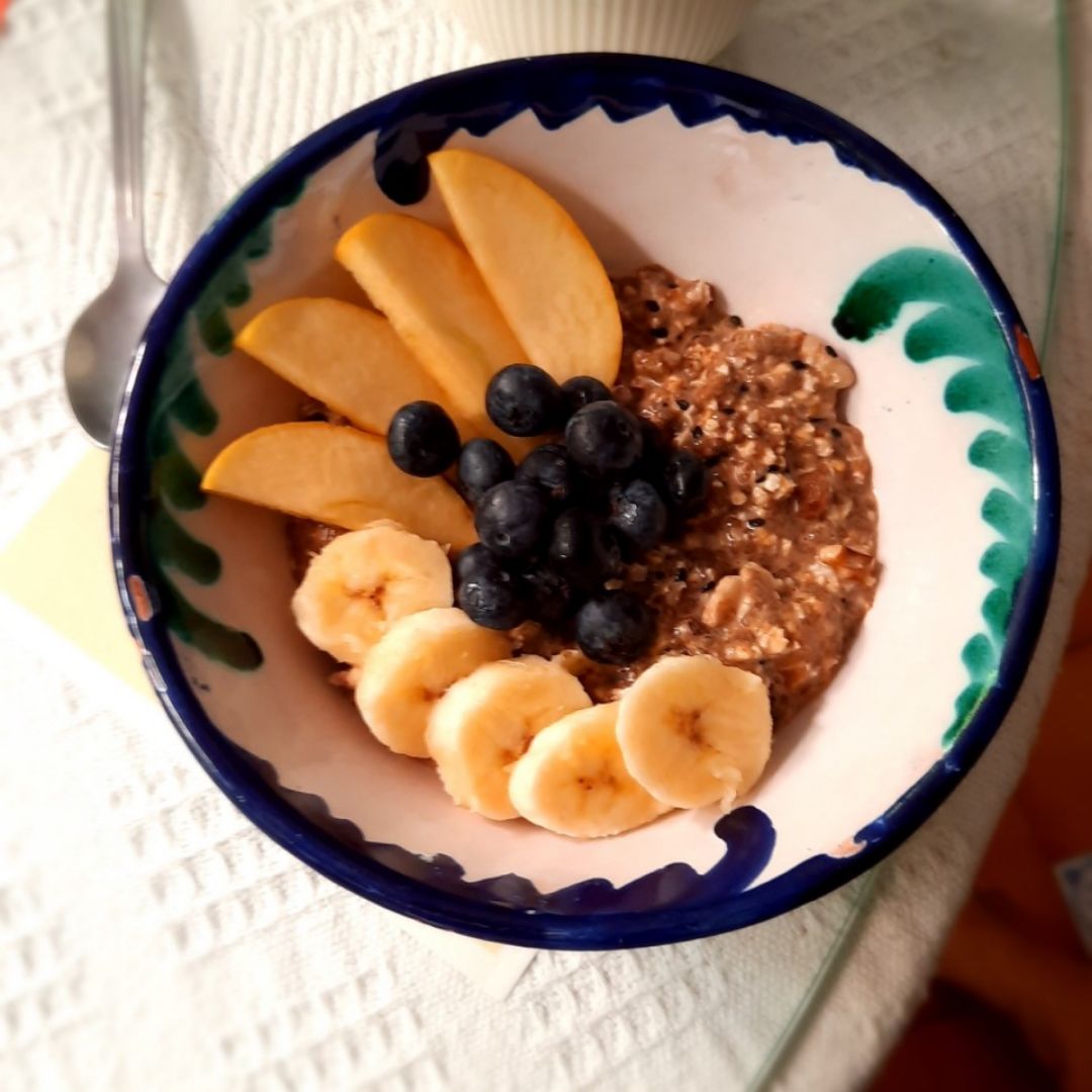 Porridge frío con fruta