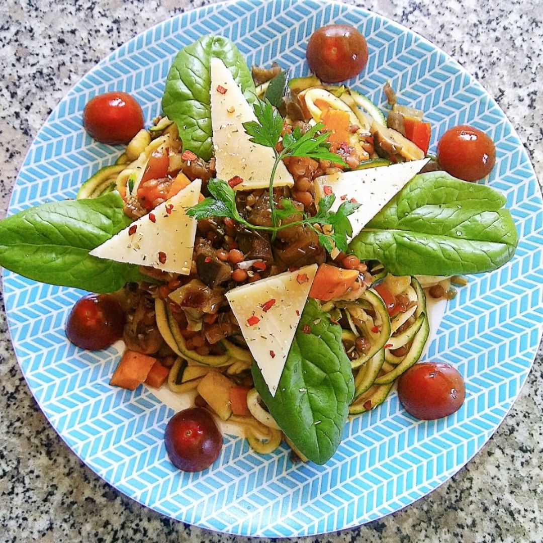 Noddles de calabacín con boloñesa de lentejas 💚