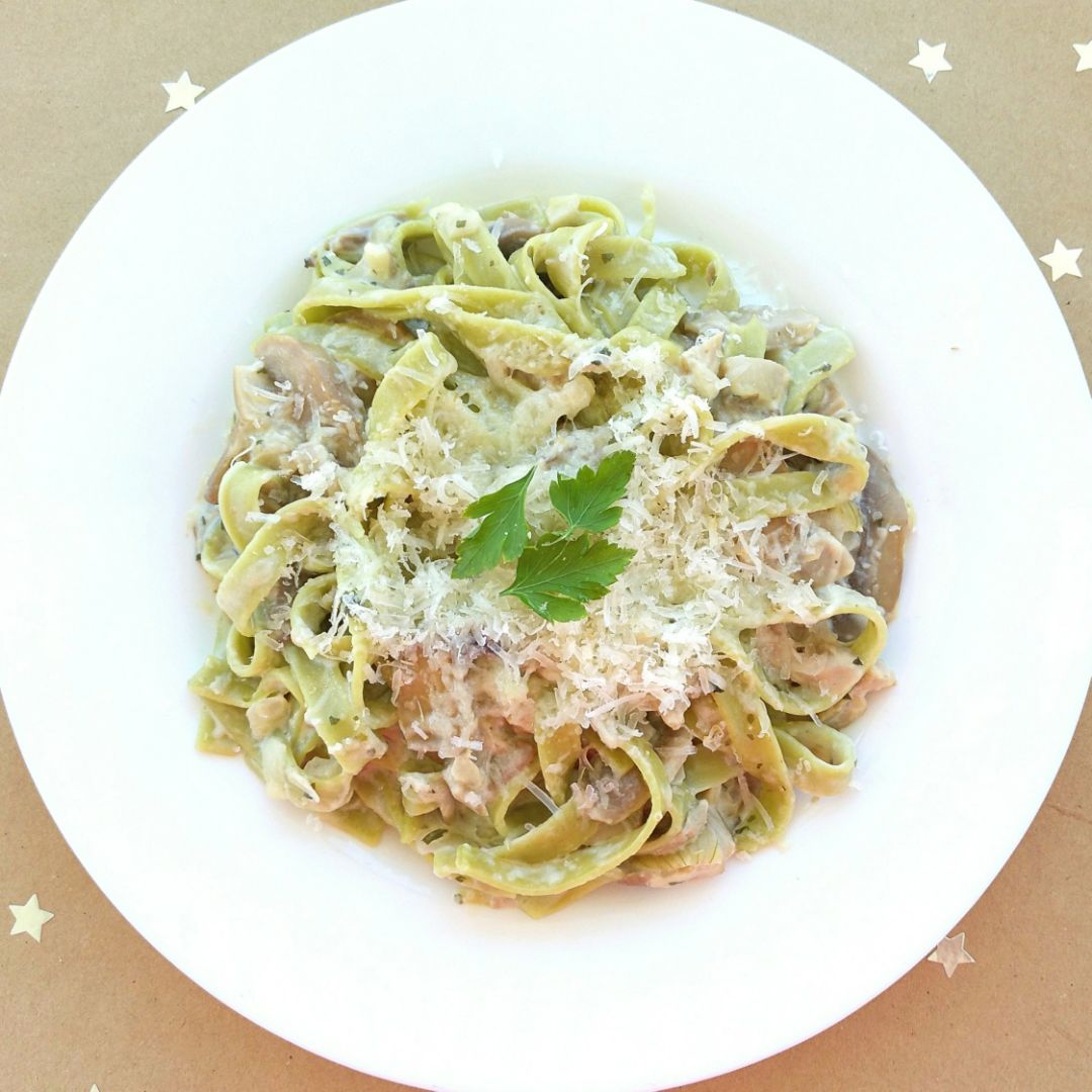 Tagliatelle de espinacas con salsa de setas y champiñones