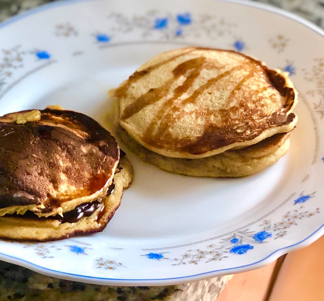 Pancakes de banana con chocolate negro