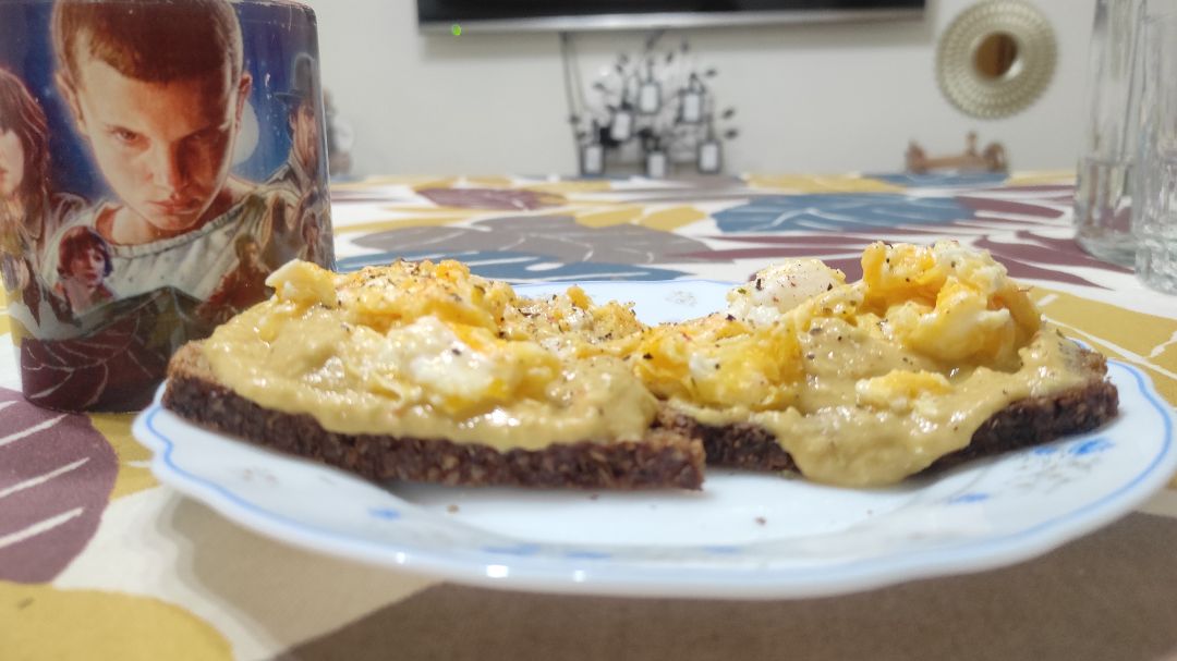 Tostadas con aguacate,tomate y huevo revuelto