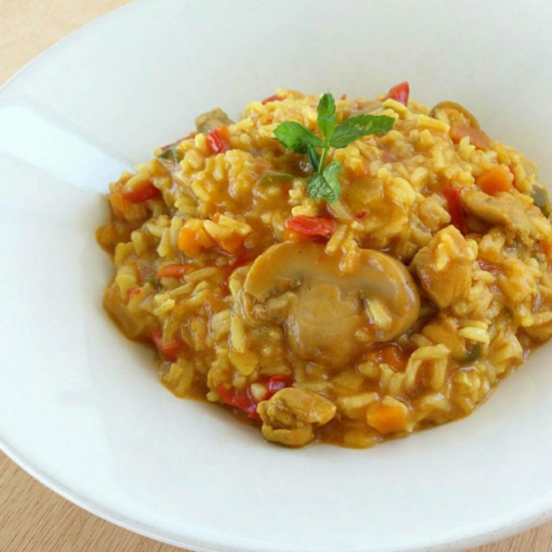 Arroz con pollo, verduras y cúrcuma