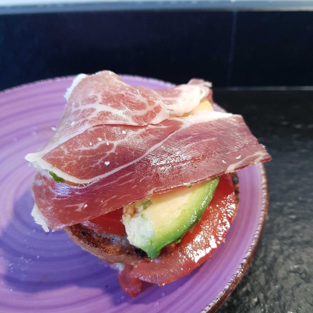 Tostada de pan de espelta y centeno integral con tomate, aguacate y jamon iberico