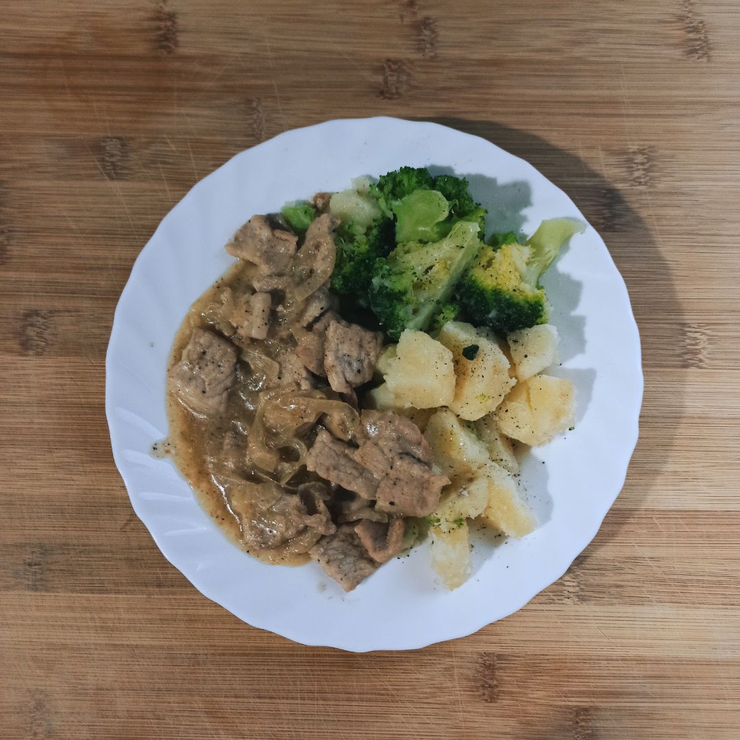 Solomillo de cerdo con brócoli y patata Solomillo de cerdo con brócoli y patata