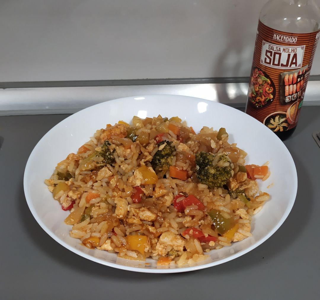 Arroz con verduras y pollo al wok. Arroz con verduras y pollo al wok.