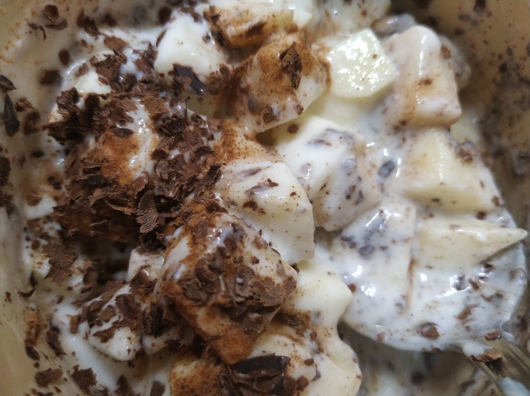 Yogurt con manzana y chocolate